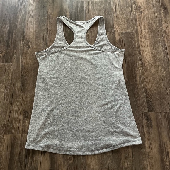 ⚡️3/$25⚡️ NWOT Women’s Grey Racerback Workout Tank Top Sz M - Picture 2 of 4